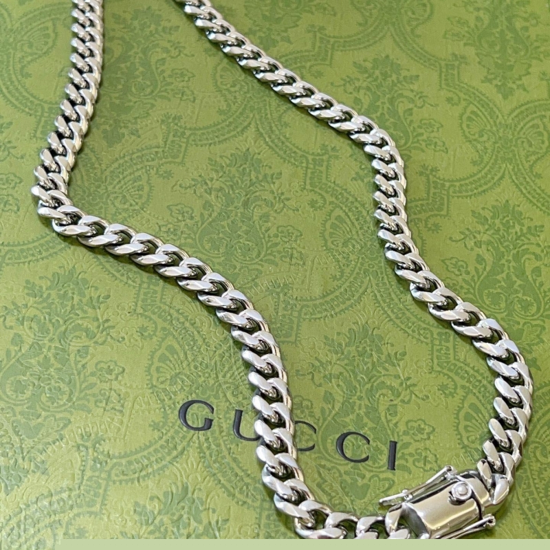 G*u*i necklaces